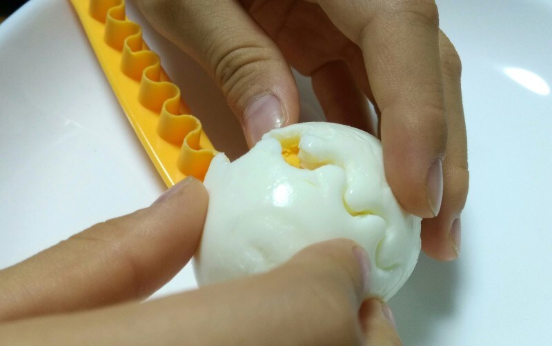 蓋を開けるようにゆっくりと片方の白身を外してみましょう