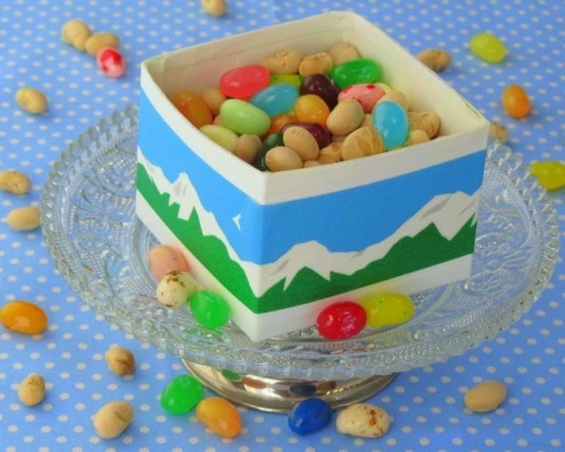 牛乳パックで簡単工作！桝形の小物入れ