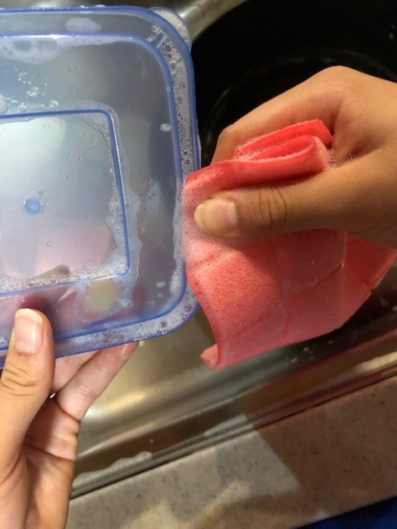 シートの角部分を使えば、溝もキレイに洗える