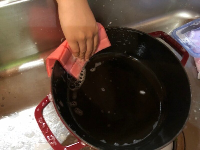 大きな鍋はシートを広げて洗える