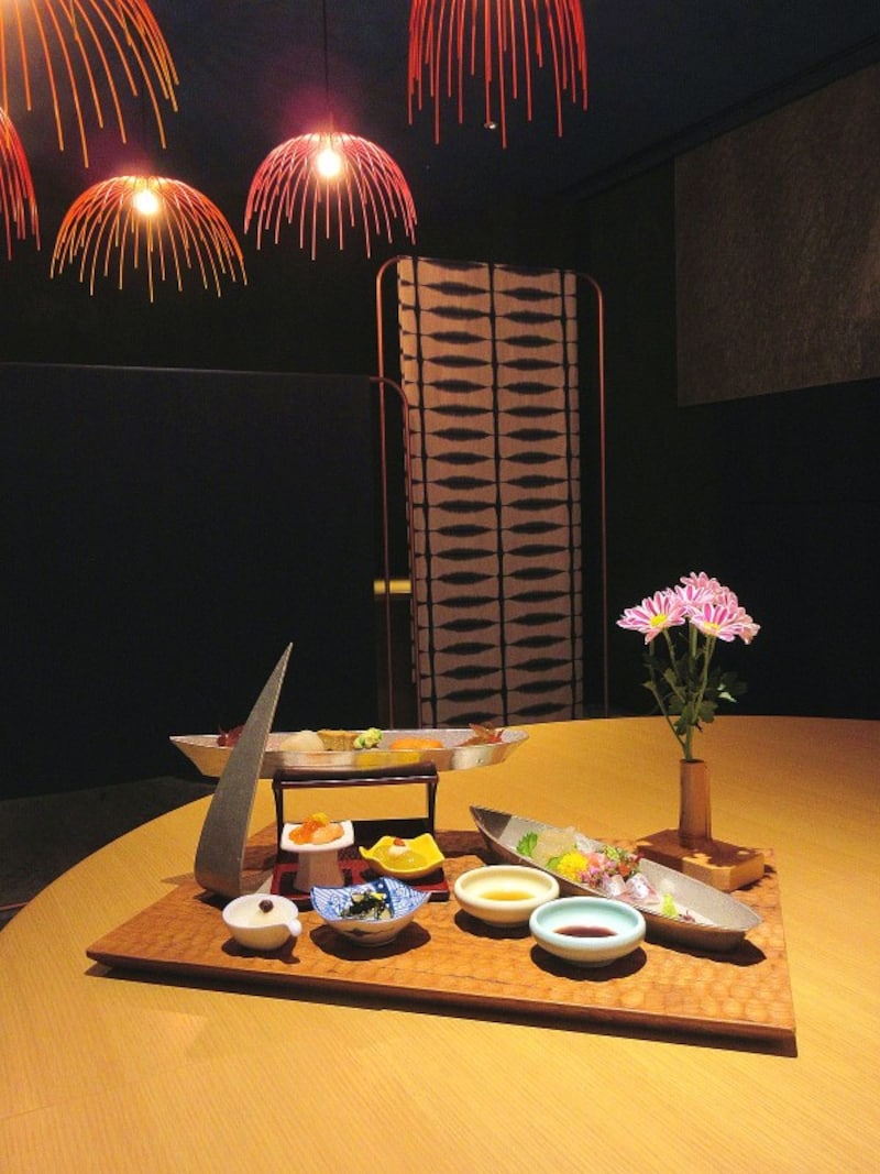 星野リゾート リゾナーレ熱海 「和食ダイニング 花火」の八寸からお造り、酢の物が載せられた「宝楽盛り」