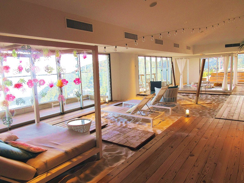 星野リゾート リゾナーレ熱海 大人のみが寛げるエリアも備えた「ソラノビーチBooks＆Cafe」。テラスでは秋限定のイベント「3時のヒモノ」を開催