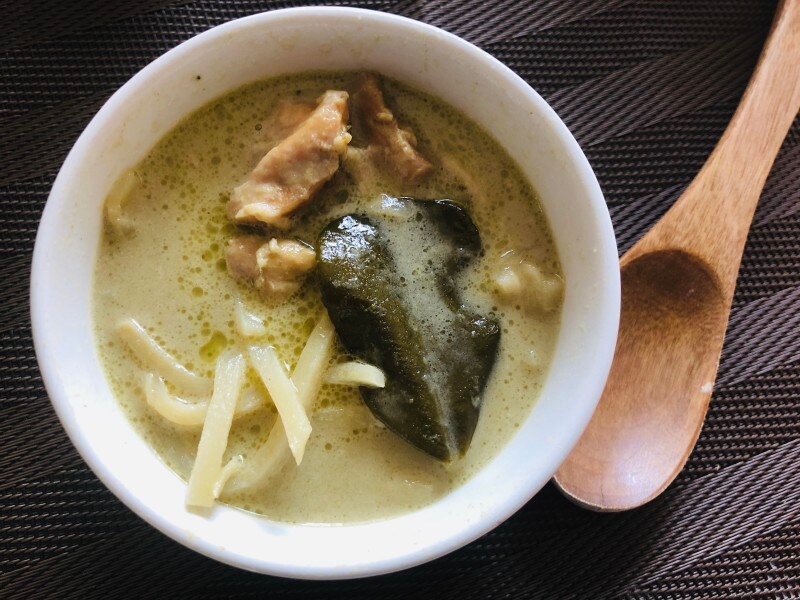 サラサラのスープにシンプルな具材。グリーンカレーらしくこぶみかんの葉も１枚。