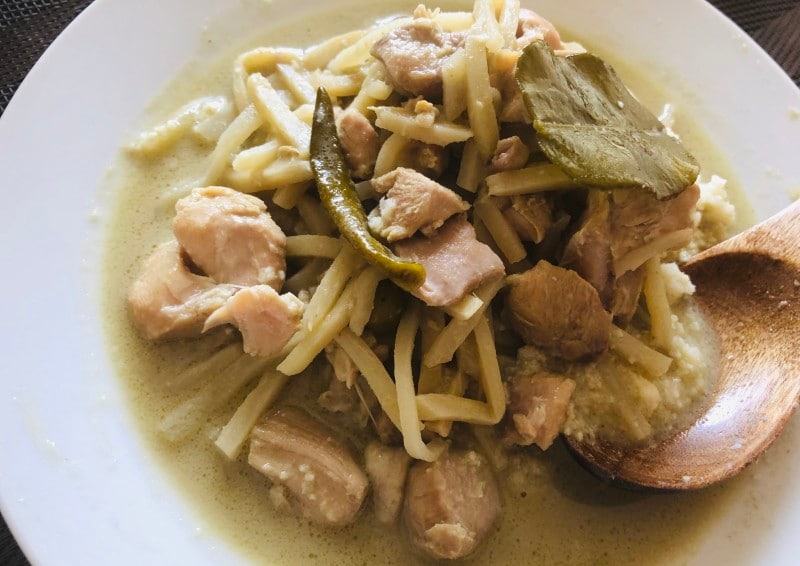 タケノコも鶏肉もごろっと。かみごたえあり！