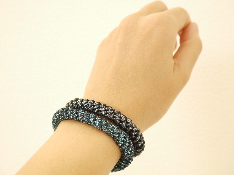 手首にポニーテールチューブ