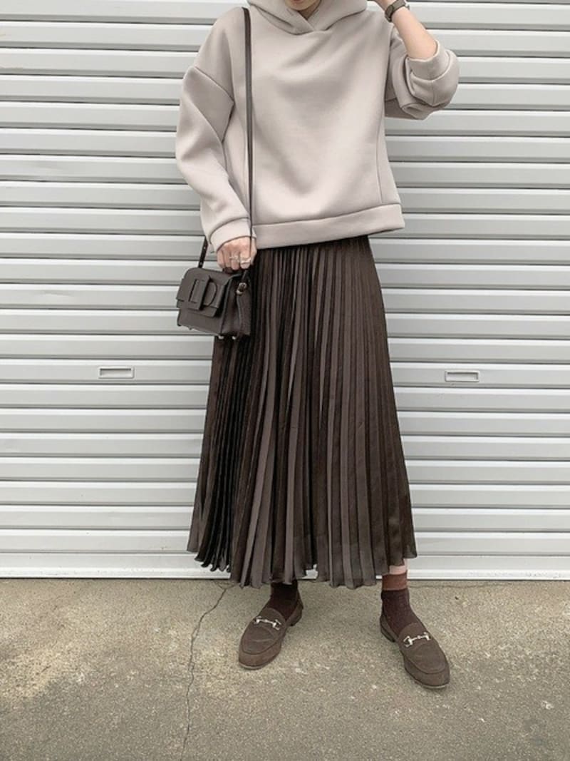 カジュアルなスウェットパーカーにはフェミニン服を合わせるとおしゃれに！　出典：WEAR