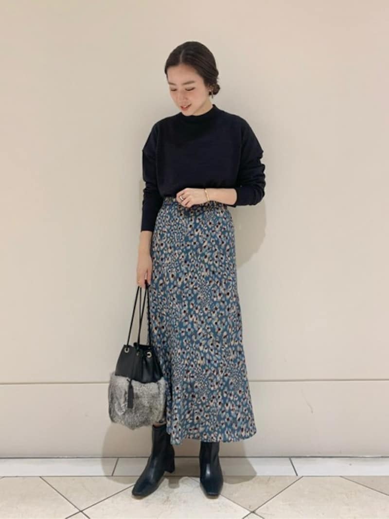 トップス＆シューズが黒やグレーの時はボトムスをポイントにするとおしゃれ見えします　出典：WEAR