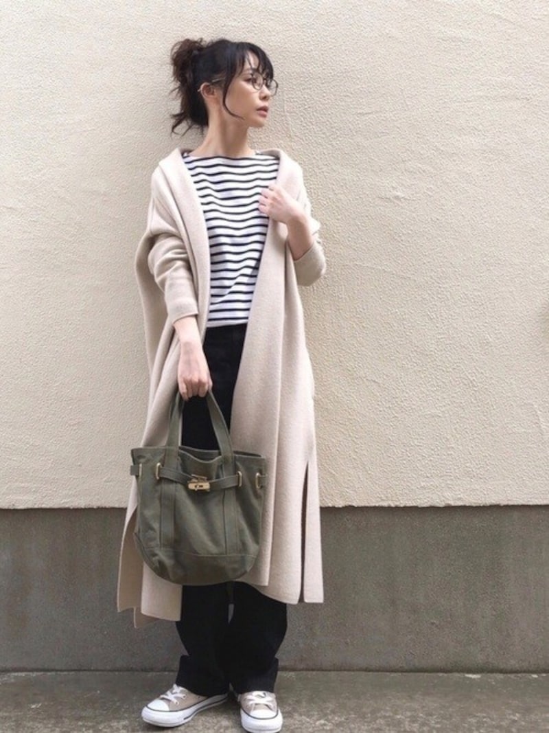 トップス＆ボトムスはメリハリのつく配色を＆まとめ髪も相性よし　出典：WEAR