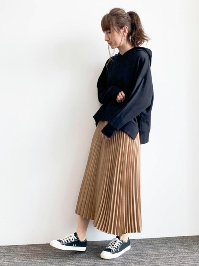 ダークカラーの無印スニーカーでフェミニンスカートを引き締めて　出典：WEAR