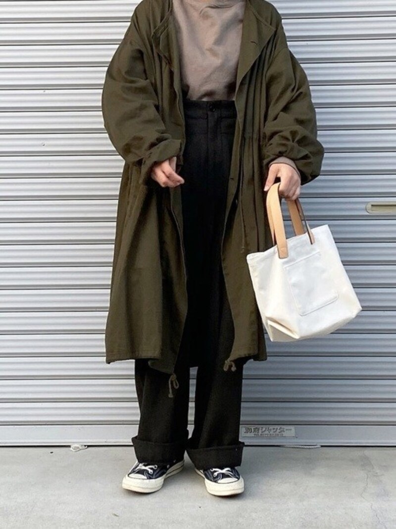 シンプルなトートバッグは辛口カジュアルコーデと相性よし　出典：WEAR