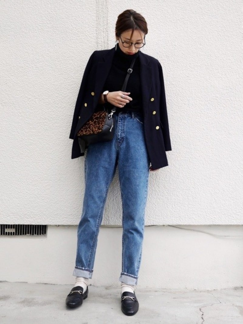 メンズの「プレミアムラムタートルネックセーター」をゆったり着て　出典：WEAR