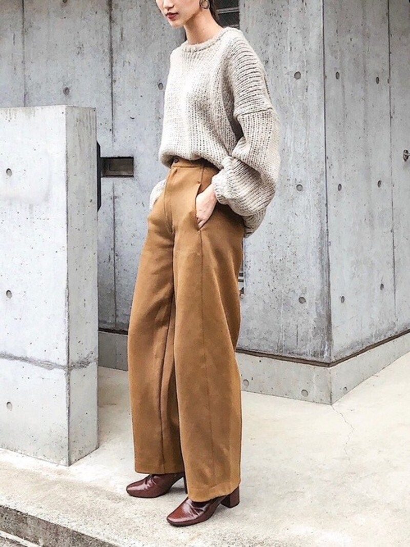 「ワイドフィットカーブジャージーパンツ」はゆとりがあるのでタイツの重ね履きにも　出典：WEAR