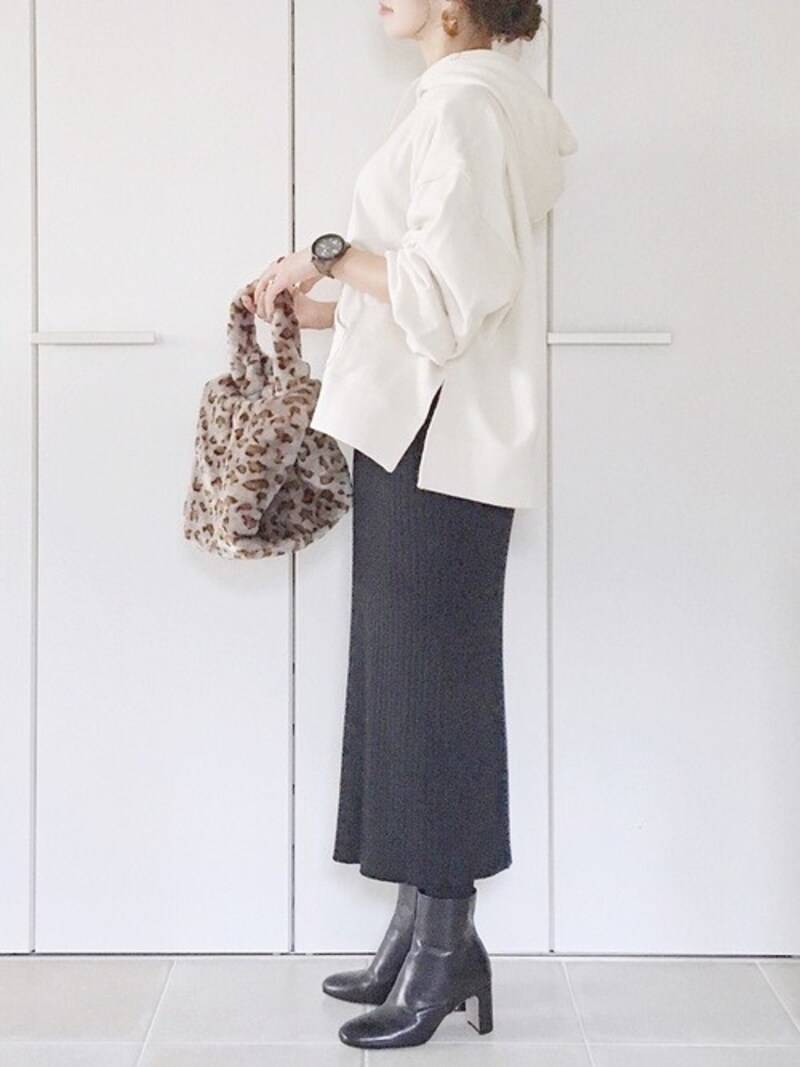 ショートブーツとも相性のいい「ワイドリブニットナロースカート」
