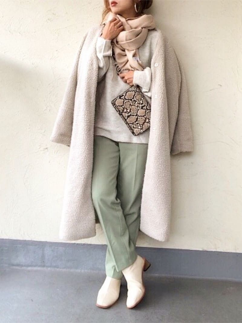 ボリューミーなコーデでも淡い色のブーツなら抜け感を足してくれる　出典：WEAR