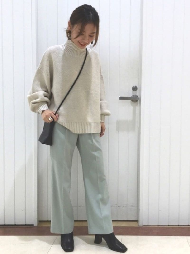 ワイドパンツにショートブーツを合わせると旬のバランスの足元に　出典：WEAR