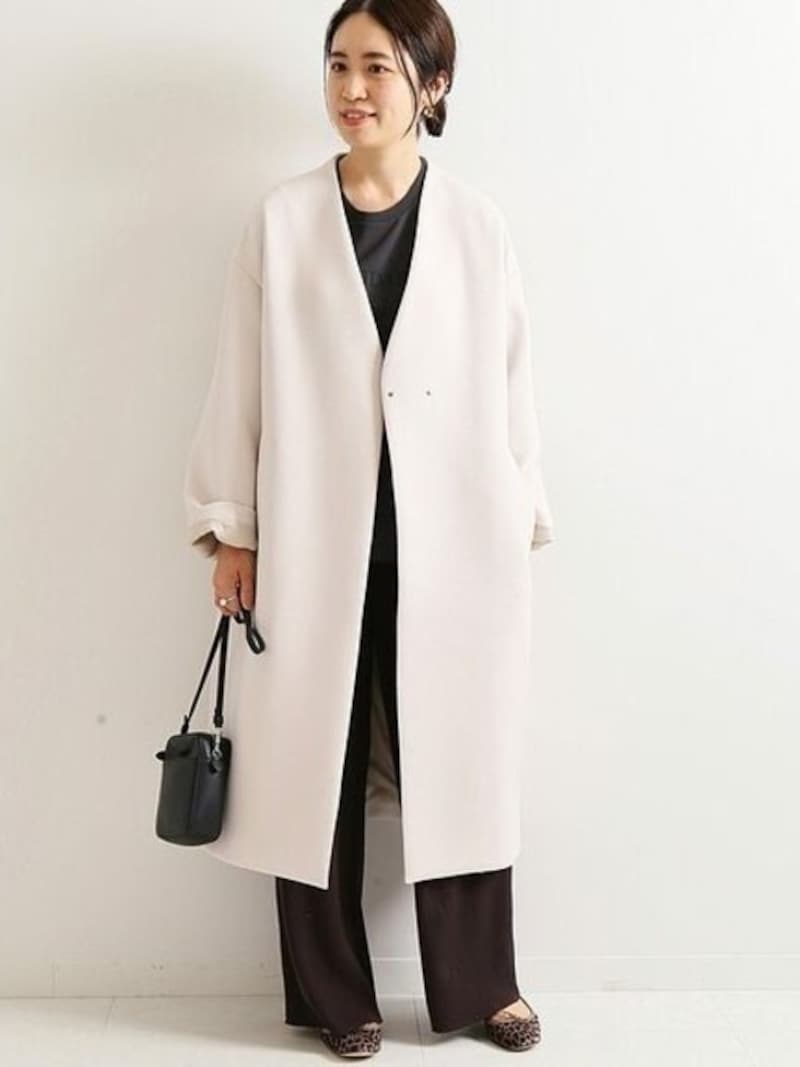 Vネックのノーカラーはより首元がすっきり見える効果が　出典：WEAR