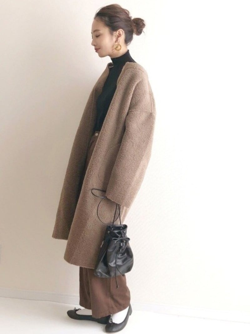 モコモコとした素材感もシックな色と長め丈を選ぶと大人っぽい　出典：WEAR