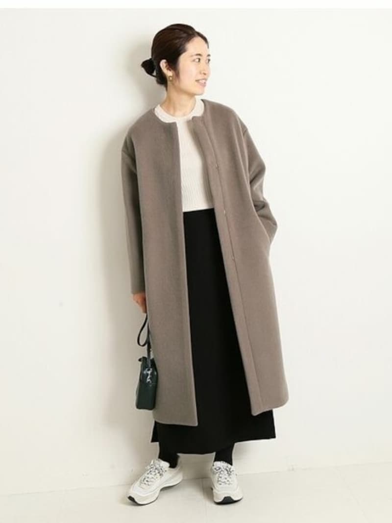 カジュアルコーデも女性らしい印象になるUネック　出典：WEAR