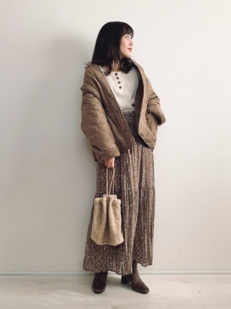 ブラウンベースの細かな柄は着回しやすくておすすめ 出典:WEAR