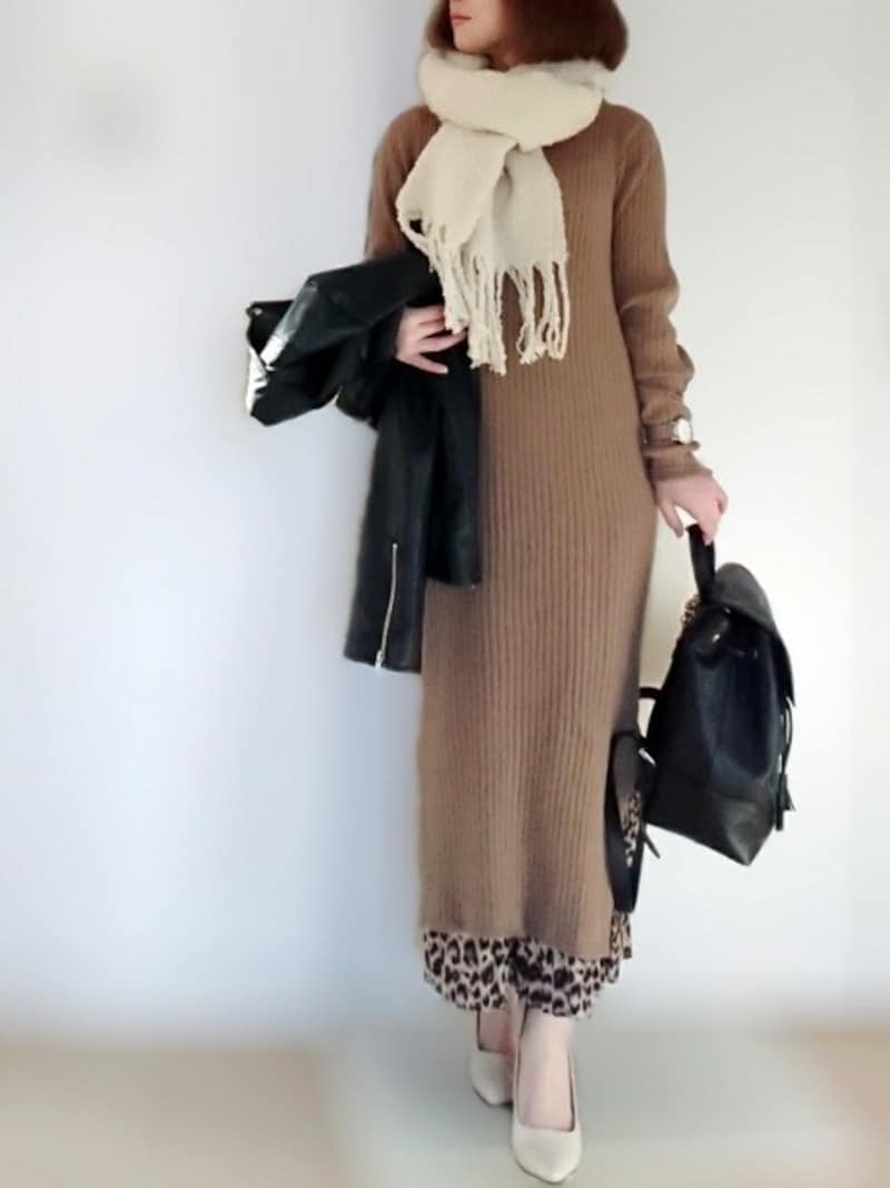 大人が着られるニュアンスカラーのシンプルなニットワンピも 出典:WEAR