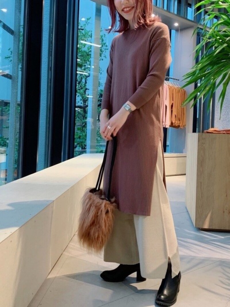 重ね着前提のスリット入りロングタイプも暖かくおしゃれで大人に人気です　出典：WEAR