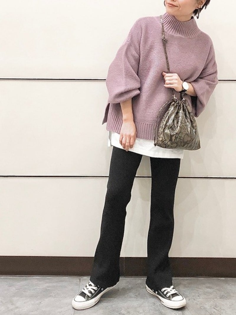 黒を選べばルーズすぎないので◎＆フレアシルエットが新鮮　出典：WEAR