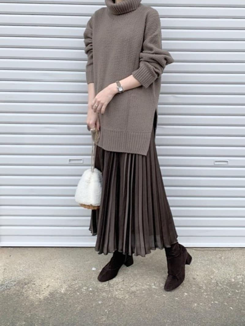 流れるようなプリーツのラインもスリットがあればきれいに見える　出典：WEAR