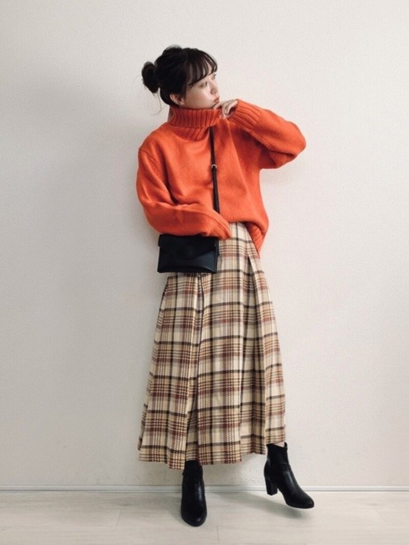 GUニットもメンズを選び、派手めな色でかぶりを感じさせないコーデに　出典：WEAR