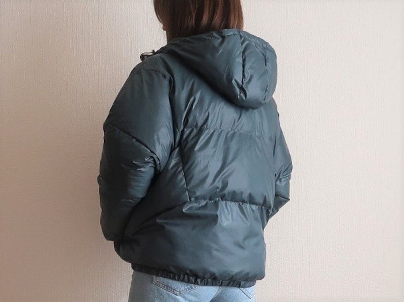 コクーンシルエットで子供っぽくならず大人にぴったり