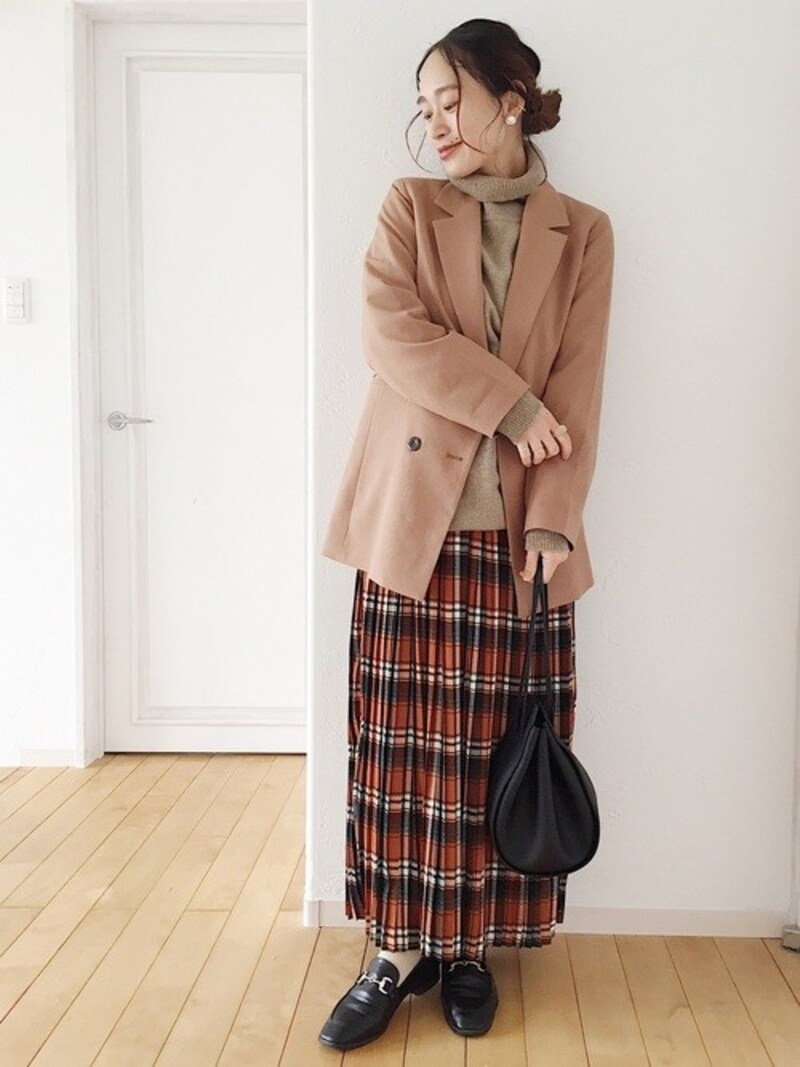 ユニクロメンズの「プレミアムラムタートルネックセーター」はXLサイズをルーズに着るのもアリ　出典：WEAR