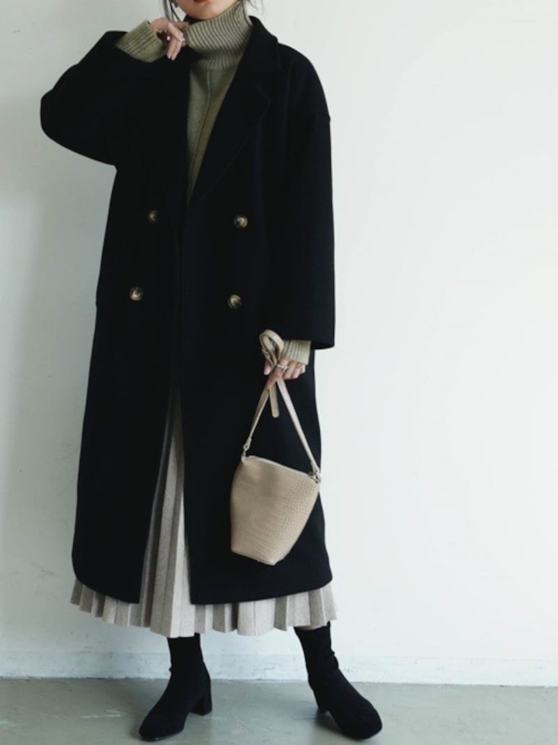 揺れ感のあるプリーツスカートをのぞかせると軽やかに 出典:WEAR