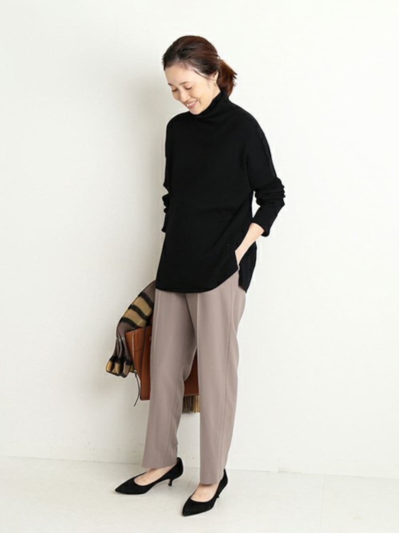 あいまいなニュアンスカラーのボトムスで女性らしく 出典:WEAR