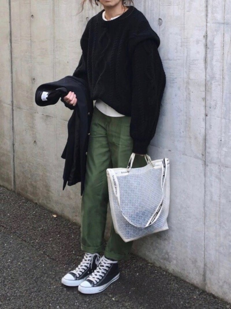 メンズライクな黒コーデには白を差し込んで 出典:WEAR