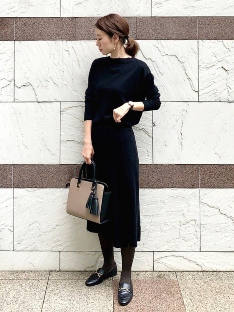 オールブラックコーデはまとめ髪や透け感のあるタイツで「抜けポイント」を作って　出典：WEAR