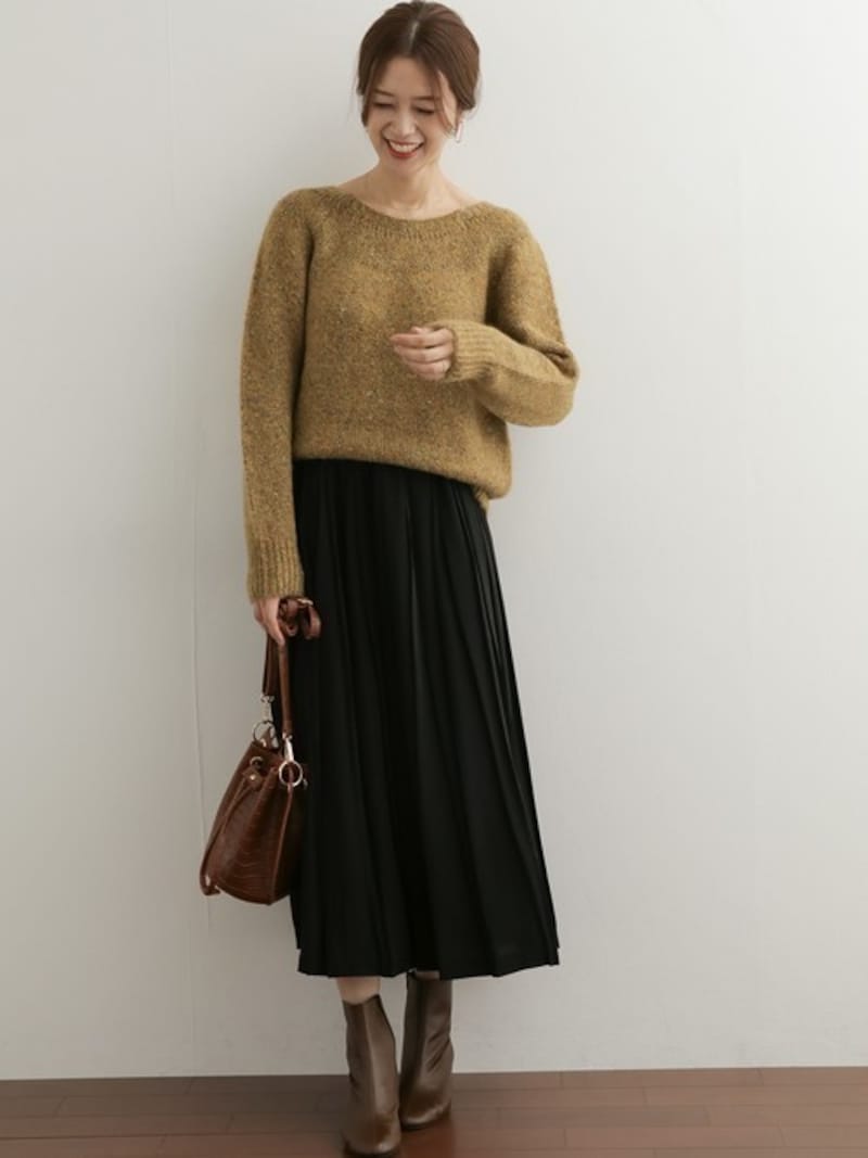 モヘアニットやレザーブーツなど質感の違う異素材をあわせて奥行きを 出典:WEAR