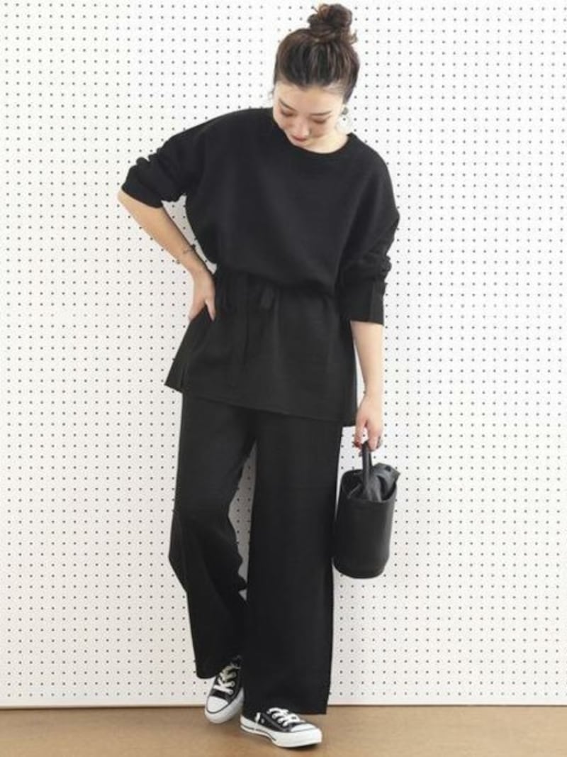 オールブラックコーデはまとめ髪や小物などで「抜けポイント」を作って 出典:WEAR
