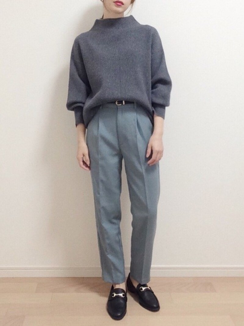 グレーにくすんだブルーの組み合わせも季節感があって◎　出典：WEAR