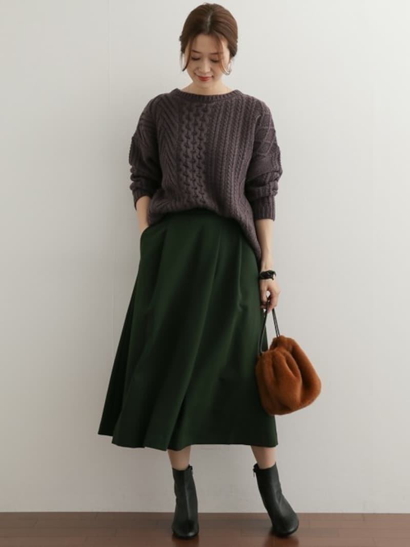 チャコールグレーにダークグリーンのありそうでない組み合わせでシックに　出典：WEAR