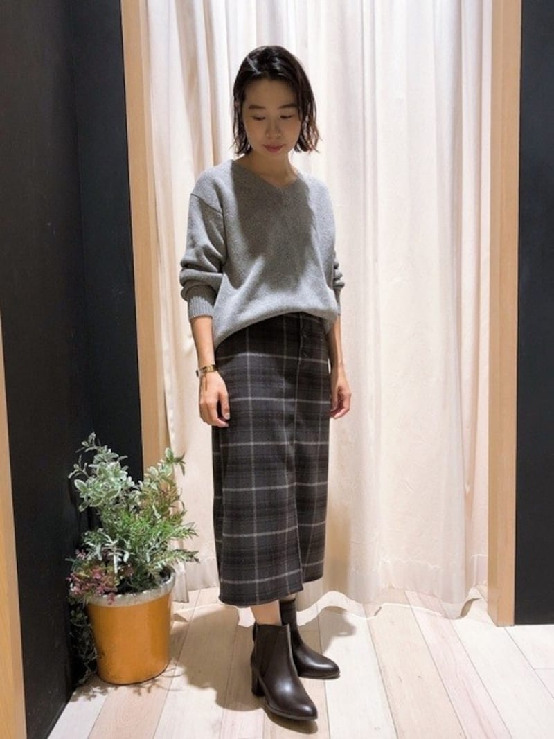オンオフで活躍させられそうなグレーベースのチェックスカートは買い　出典：WEAR