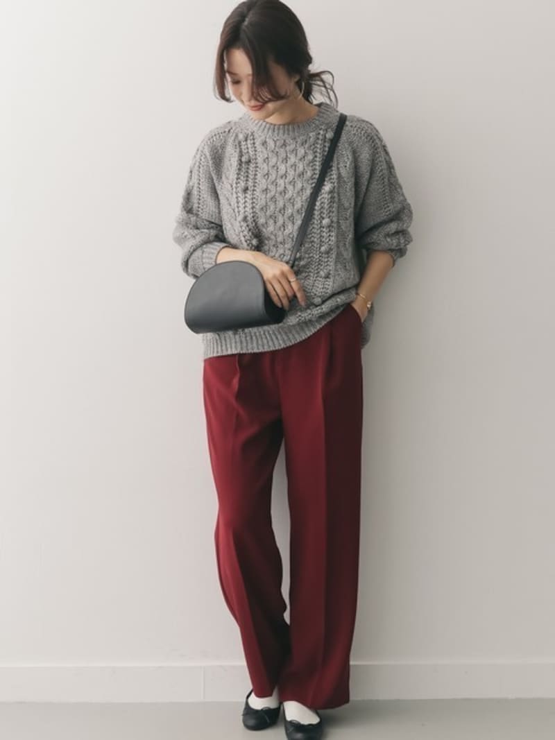 スカートやパンツを赤系にしておしゃれ上級者に 出典:WEAR