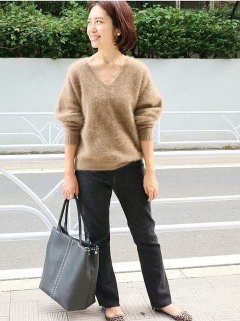 ベージュのシャギーニットでふんわり女性らしく、他は黒で引き締めて 出典:WEAR