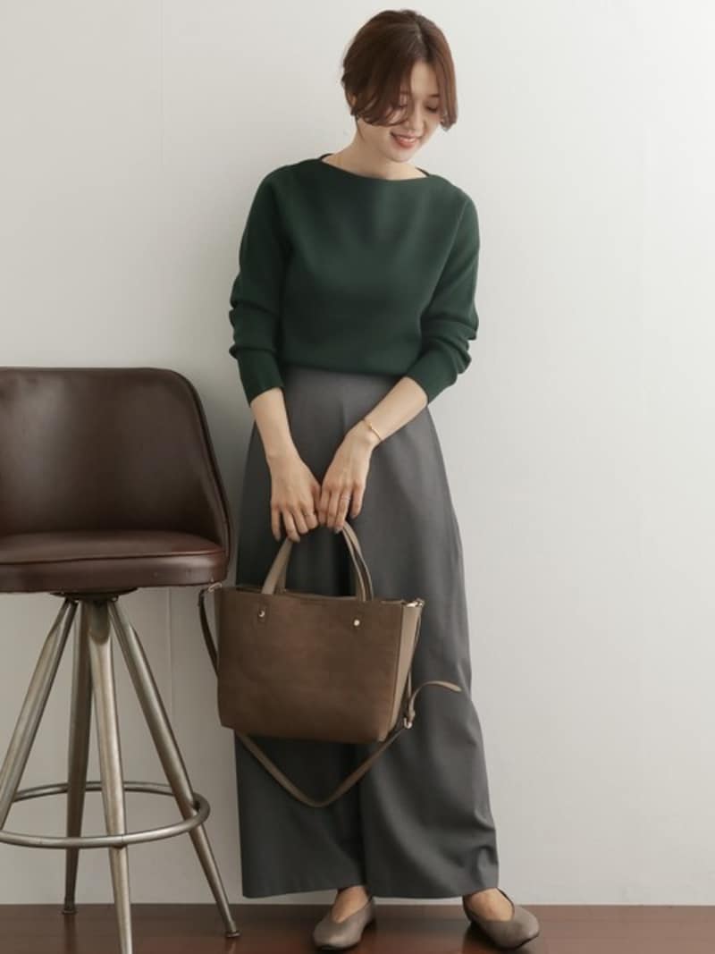 横に広がるボートネックは鎖骨の華奢さも感じられて女性らしく上品に　出典：WEAR