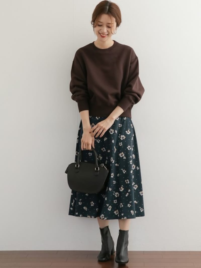 ほどよく詰まった首元がオールマイティーに使いやすい　出典：WEAR