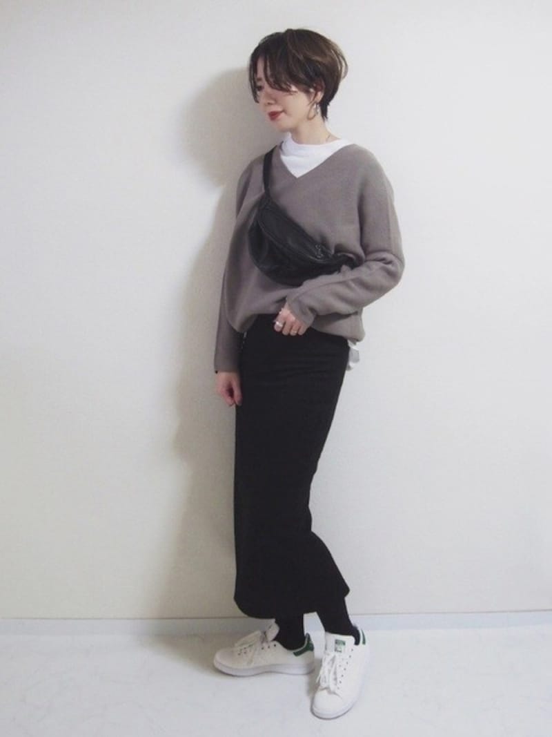 インナーに首の詰まったTシャツを重ねると、ぐっと今っぽく生き返ります　出典：WEAR