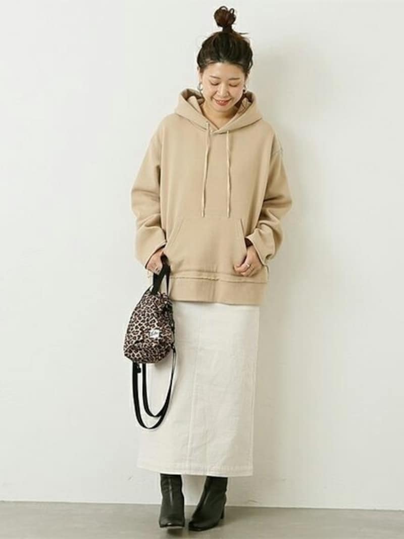 パーカーにタイトなロングスカートの組み合わせはすっきり見える効果が 出典:WEAR