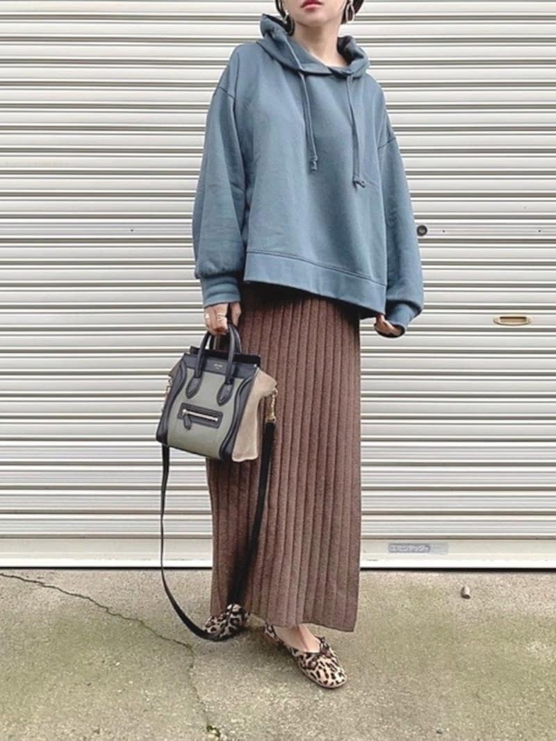 くすみブルー&ブラウンもパーカーのゆるっとしたラインでこなれて見える 出典:WEAR