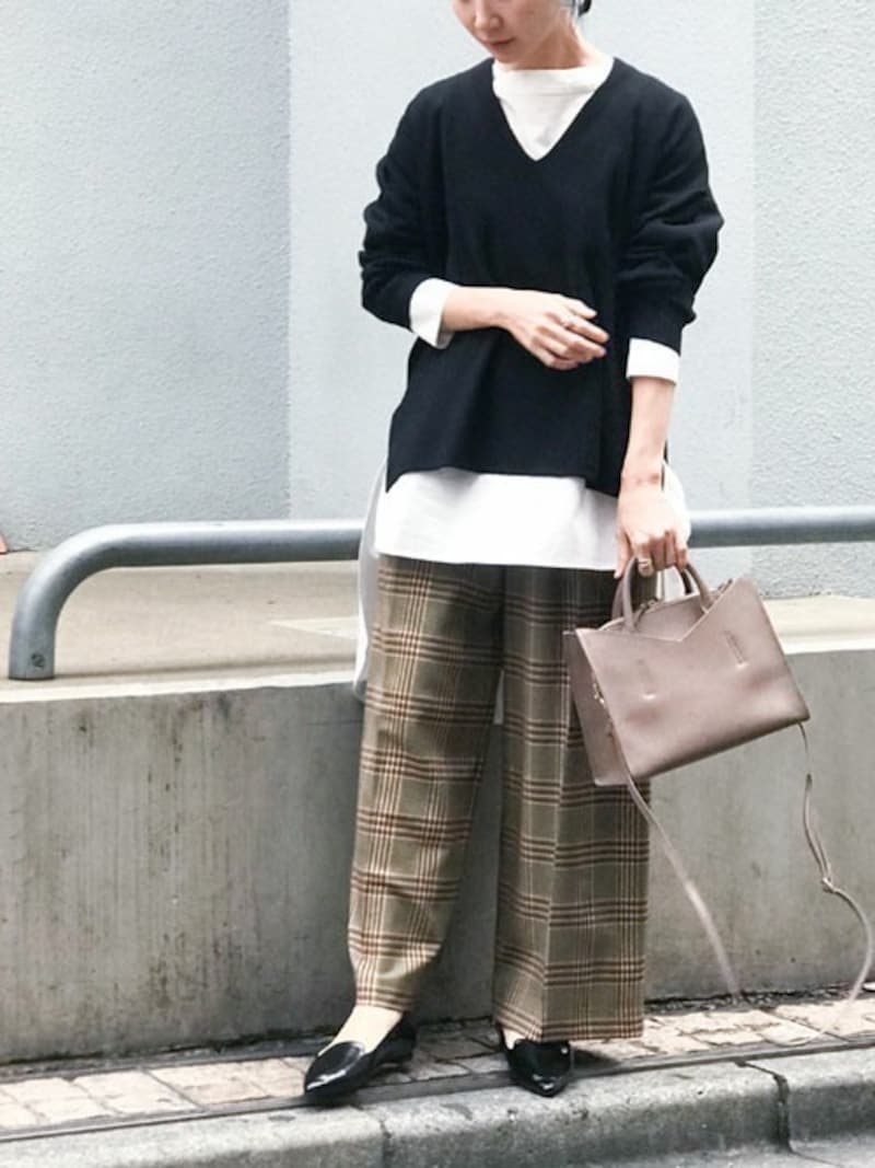 襟付きシャツ以外に、クルーネックのロンTも使えます　出典：WEAR