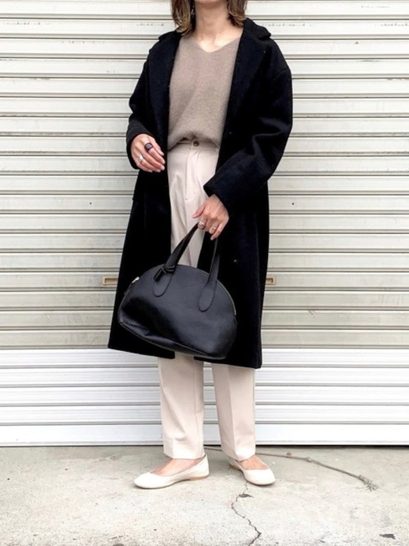 カットが浅いVネックはアラフォー女性が使いやすい上品さ　出典：WEAR