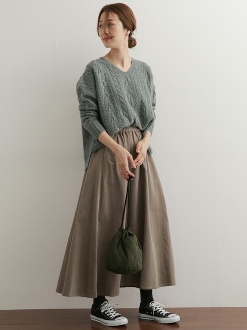 暖かそうに見える厚手の生地感はVネック向き　出典：WEAR