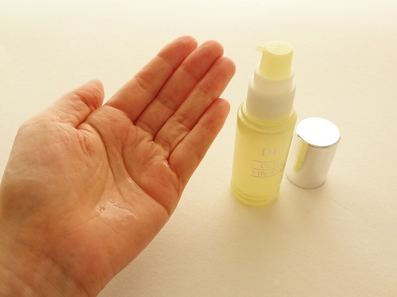 dhcオリーブバージンオイル1滴を手のひらに乗せなじませてから顔につける